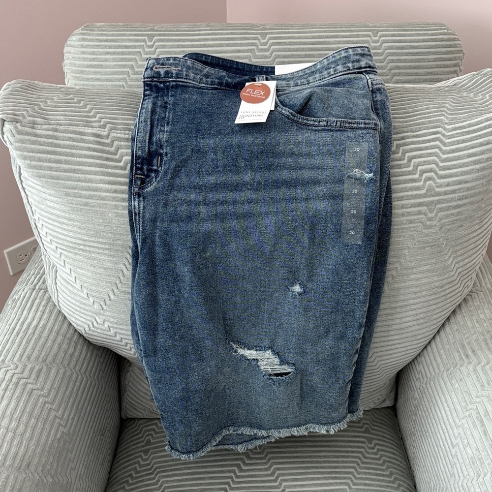 NWT Lane Bryant Distressed/Frayed Boyfriend Mid Rise Bermuda Shorts. Size 20 - Picture 1 of 15